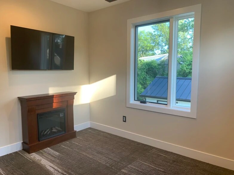 Building Photo - 702 E Maxwell Ln