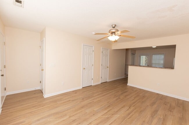 Building Photo - MOVE IN READY!!