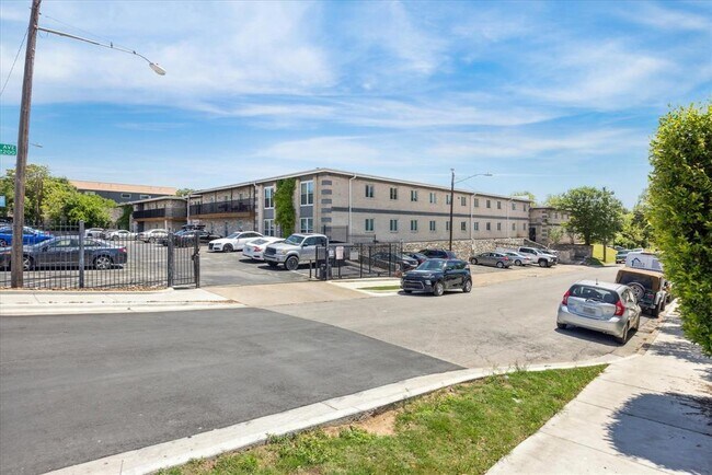 Building Photo - 2401 Manor Rd
