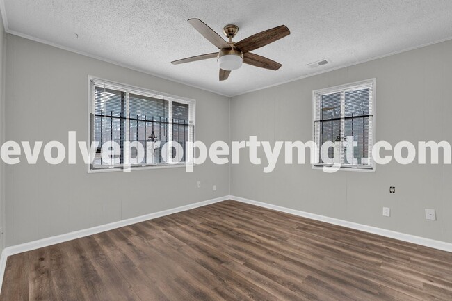 Building Photo - $300 OFF FIRST MONTH'S RENT  MOVE IN SPECI...