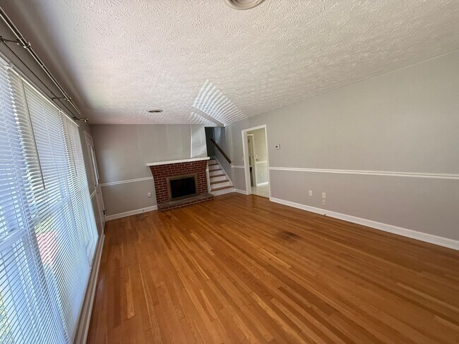 Building Photo - Spacious 4BR/2BA Tri-Level Home in Histori...