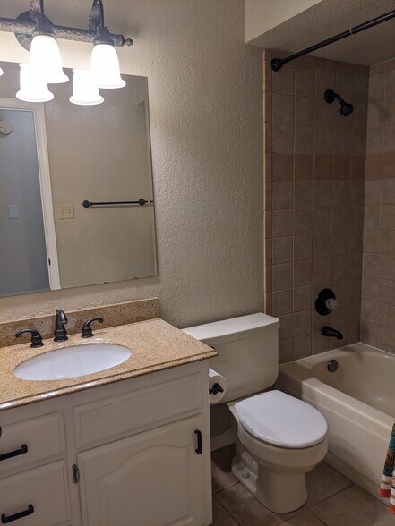 Hall Bath - 3513 Glen Flora Way