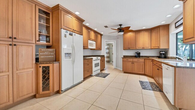 Building Photo - 830 Coronado Dr
