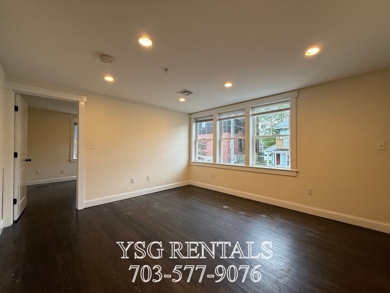 Building Photo - 24 Sunset St