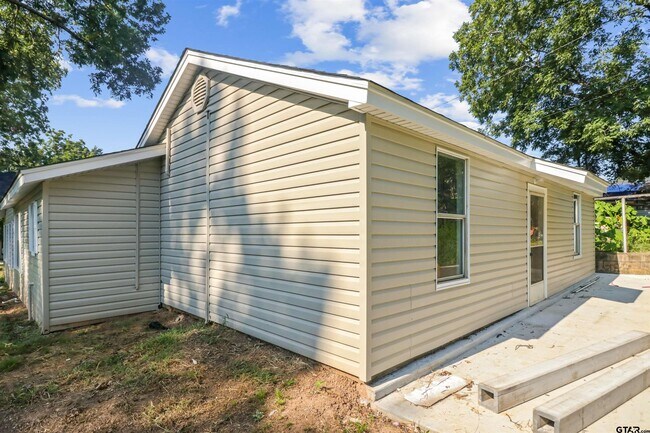 Building Photo - 1333 Montgomery Gardens