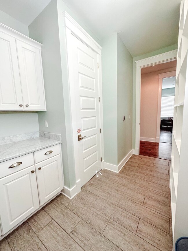 Building Photo - New, exclusive 3200 sq ft 4 bedroom/3.5bat...
