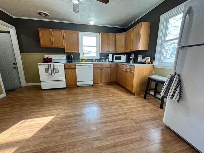 Building Photo - 2 bed, 1 bath home for rent in Readlyn, available immediately