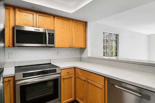 Building Photo - Beautiful 2 bed, 1.5 bath Townhome located in Edmonds $2395/mo.