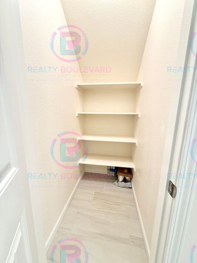 Building Photo - 1/2 Month Free !Modern Comfort and Conveni...