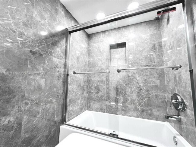 Building Photo - 4174 Inverrary Dr