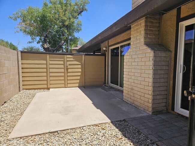 Building Photo - 3 bed 2 bath Townhome in Tempe