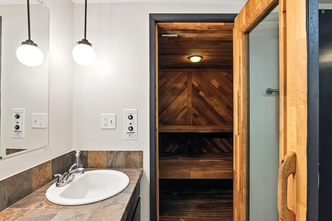 Building Photo - Stunning 1 Bed + Bonus Room/1 Bath Lower-L...