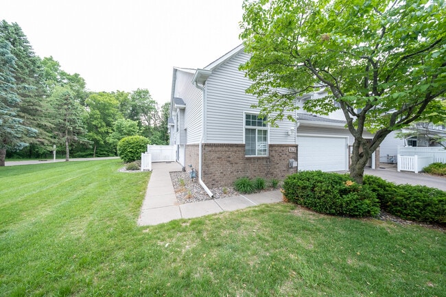 Building Photo - 2750 Mallard Dr
