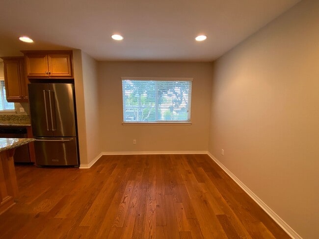 Building Photo - Great Tri-Level Townhome in Coastal Carlsbad Location!