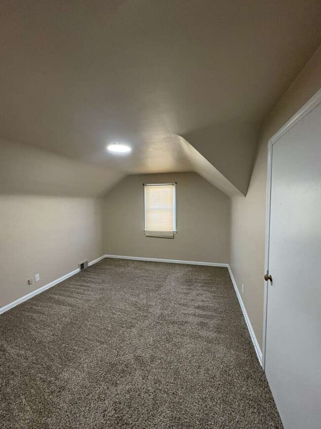 Building Photo - Discover a beautifully updated 3-bedroom, 2-bathroom single-family home.