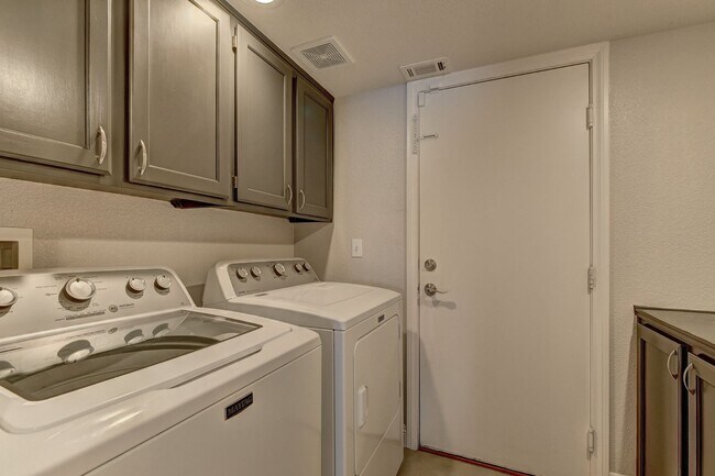 Building Photo - Beautiful remodeled home with pool!