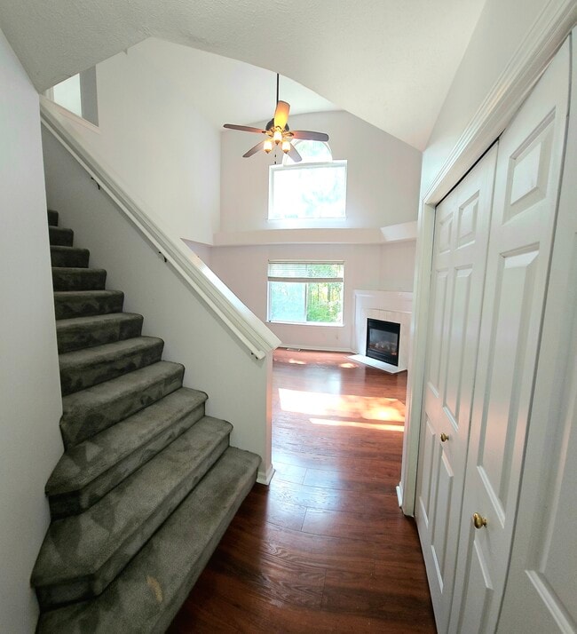 Building Photo - 3910 Old Elm Dr SE