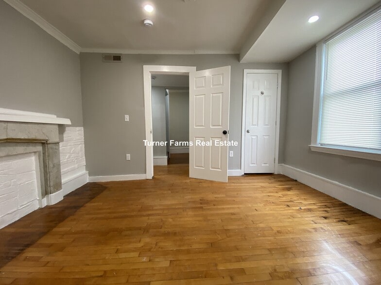 Building Photo - 35 Humphreys St