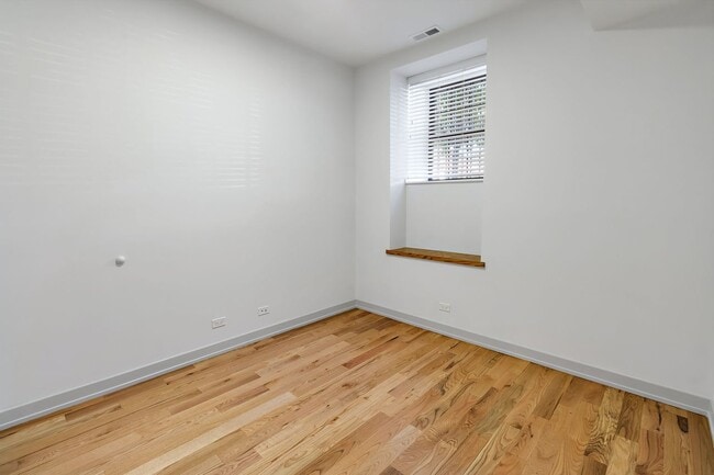 Building Photo - 323 E 44th St