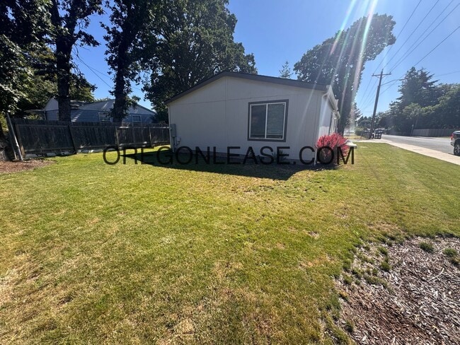 Building Photo - 3 bedroom 2 bath Veneta Home