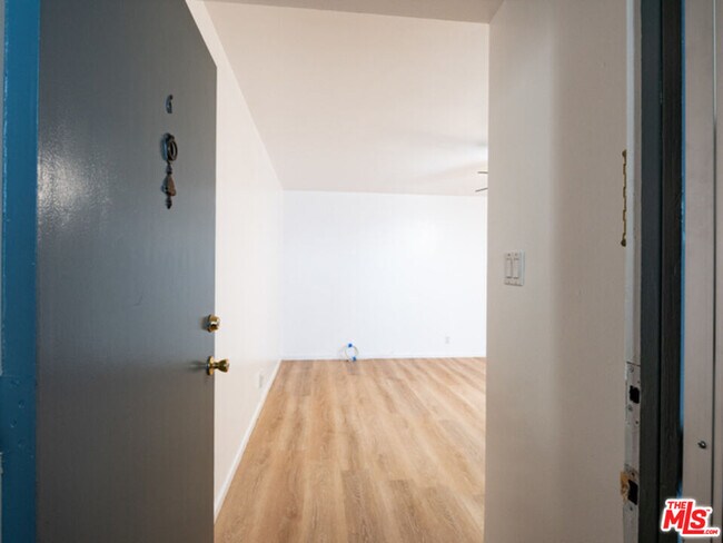 Building Photo - 422 Arnaz Dr