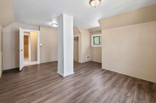 Building Photo - Inviting 3 Bed, 1 Bath Home in Roslyn, Whe...