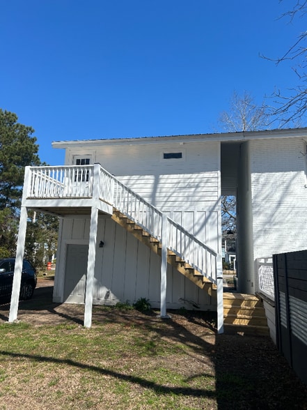 Building Photo - 405 Pine Ave