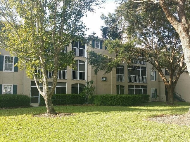 Building Photo - Completely Renovated 3rd Floor condominium with panoramic views GARAGE INCLUDED!