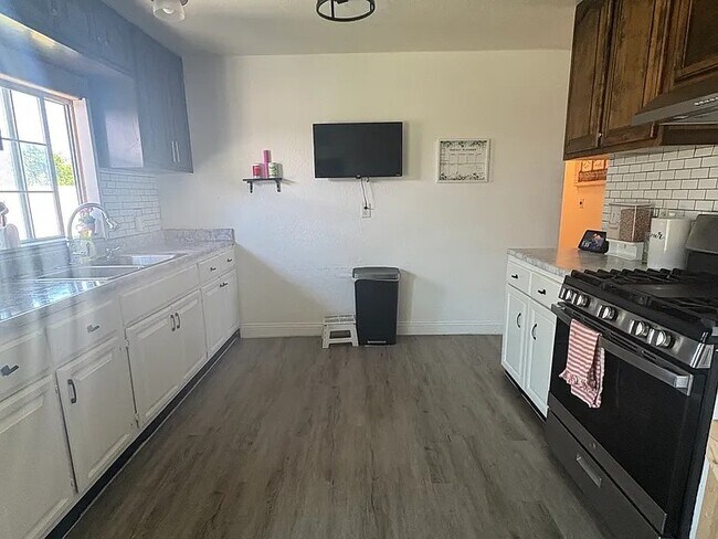 Building Photo - 33041 Case St