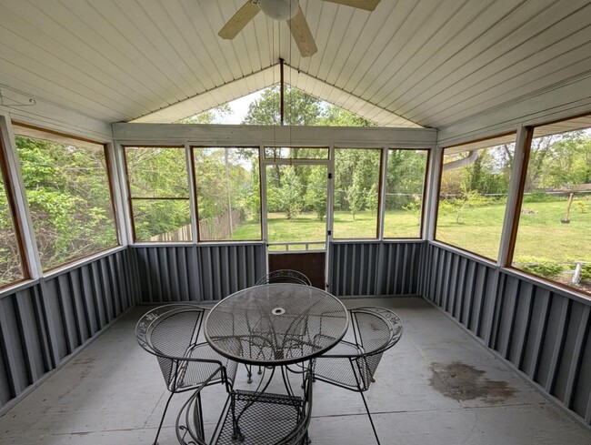 Building Photo - 505 N Stanwood Ln