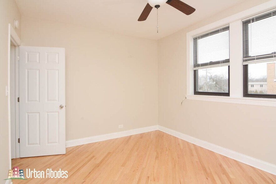 Building Photo - 922 N Green Bay Rd