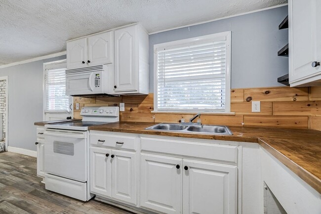 Building Photo - Charming 3-Bedroom 1.5 Bath Cottage-Style Bungalow with Open Floorplan and Kitchen Island