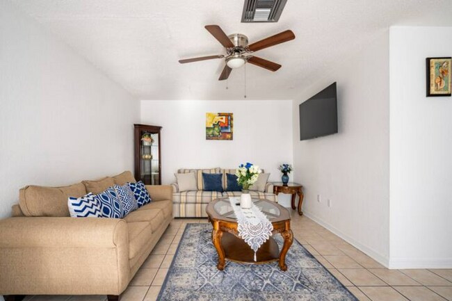 Living room - 4017 Audubon Dr