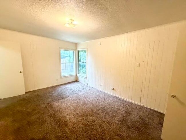 Building Photo - 600 Camp Dr