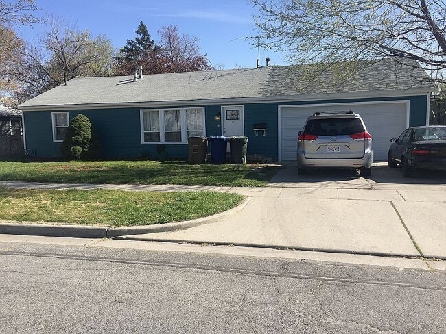 Building Photo - 1315 W Gillespie Ave