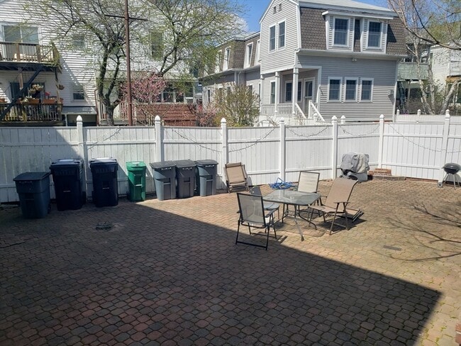 Building Photo - 11 Seckel St