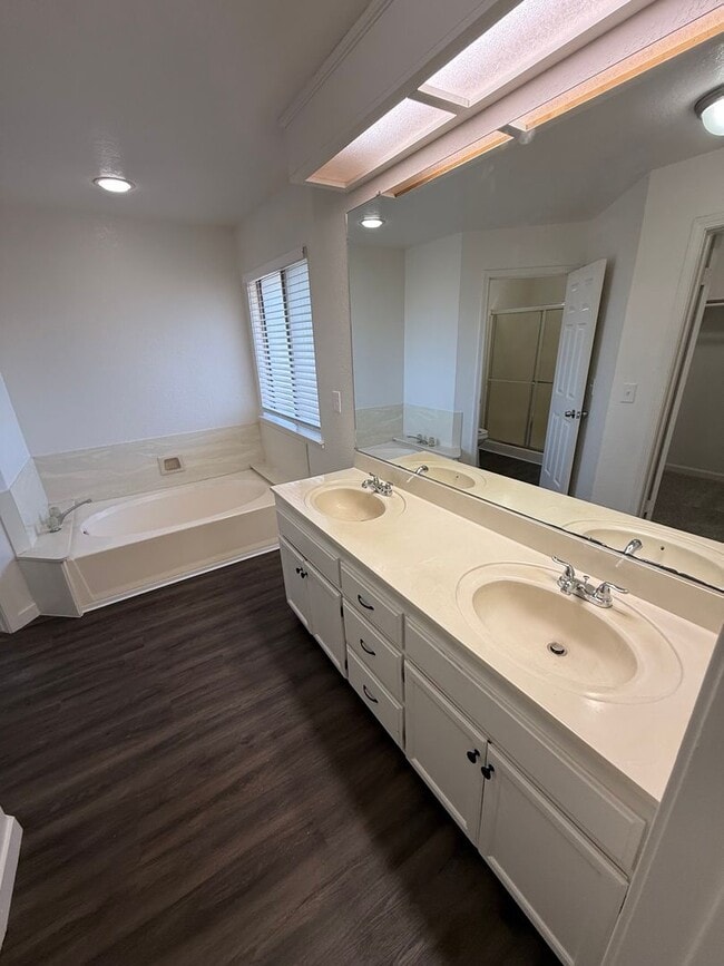 Building Photo - Remodeled Home: 4 Bd/ 2.5 Bath Two Story!