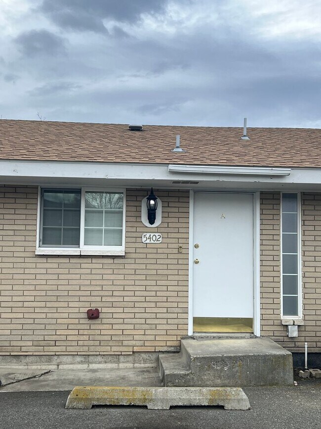 Building Photo - 5402 E Kilgary Way