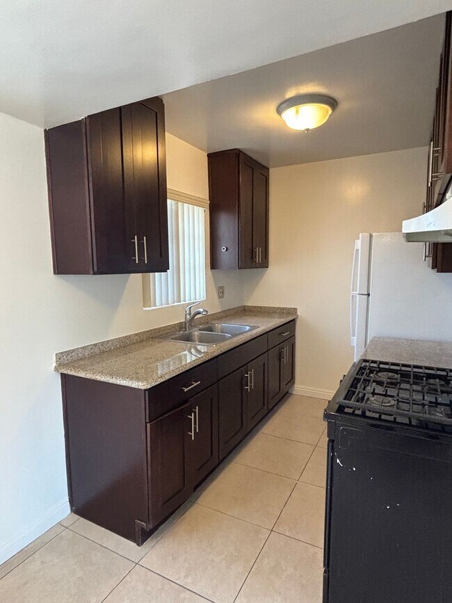 Building Photo - Charming 1-Bedroom in Los Angeles with Pool – Available Now!