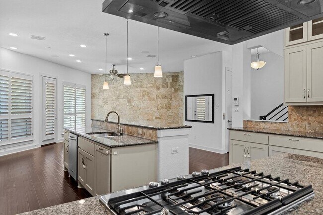 Building Photo - 6533 E Hill Dr