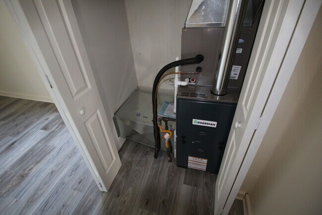 Building Photo - 3 Bedroom unit