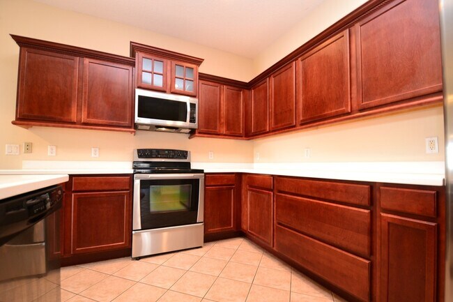 Building Photo - 4 BR Lakefront & Pool Home
