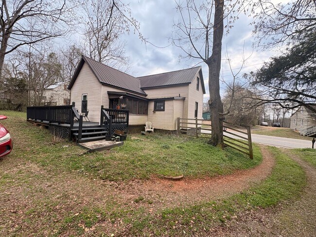 Building Photo - 462 Whitehall Rd