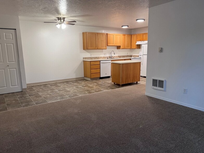 Building Photo - 17250 SW Heritage Ct