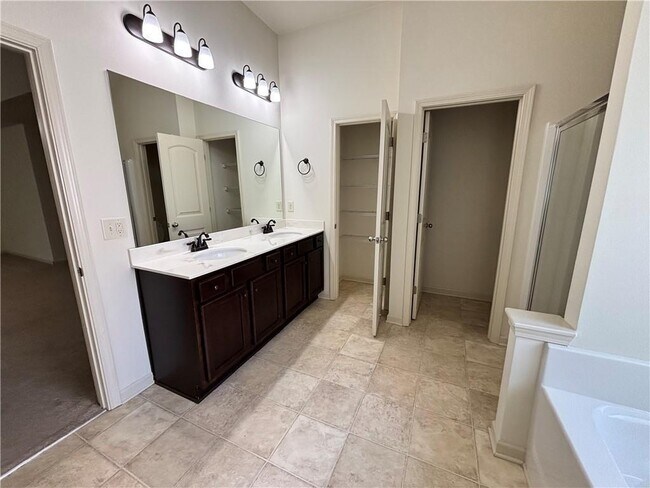 Building Photo - 609 Stonehurst Ln