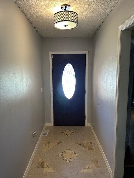 Building Photo - 7213 Lakewood Cir