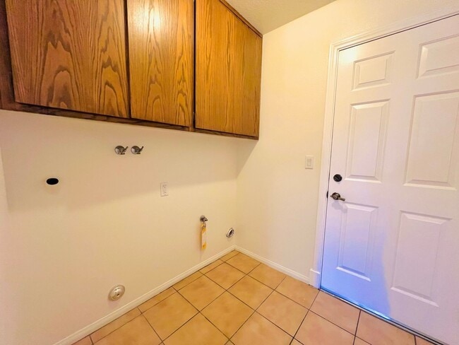 Building Photo - 4 bedroom home for lease