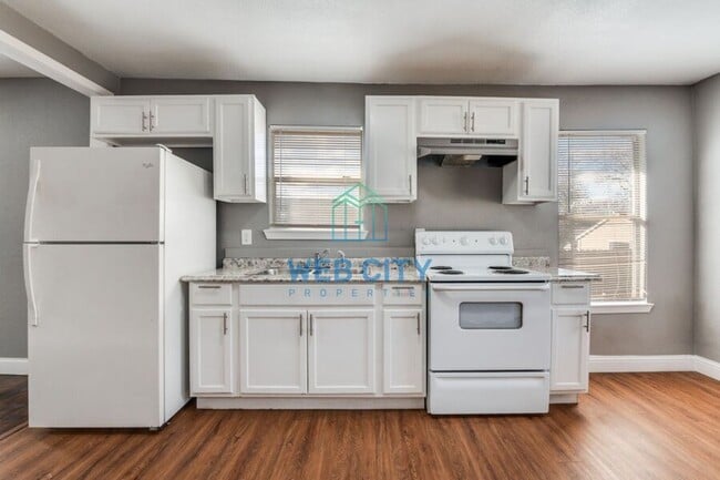 Building Photo - 1323 Grinnell St