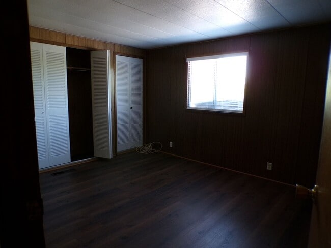 Building Photo - Quiet Country Setting