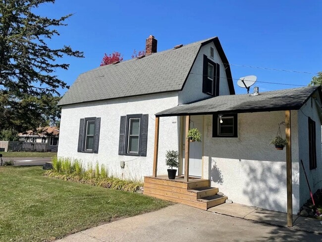 Building Photo - Cozy 3 bedroom, 1 Bathroom Home On Corner ...